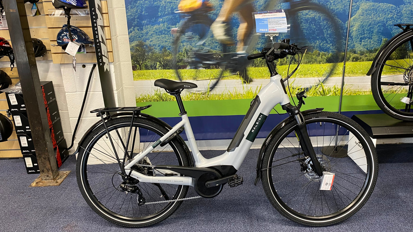 RALEIGH Motus Ltd - Derailleur Gear Electric Bike